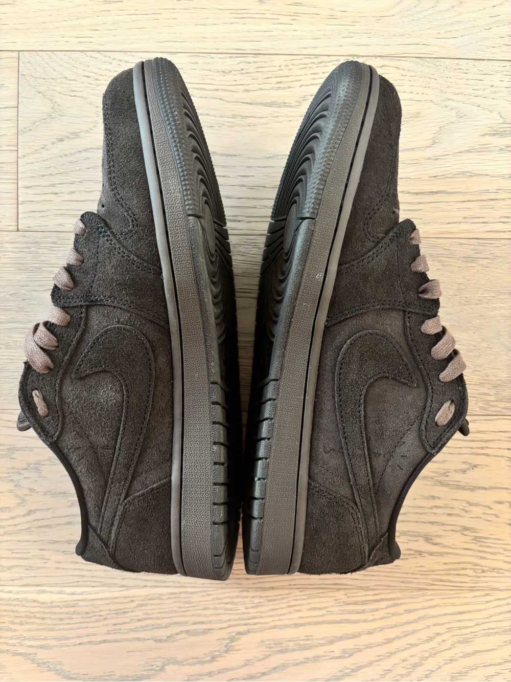 Nike Men’s Dark Brown Travis Scott Jordan 1 Low-Top Suede Sneakers - Picture 6 of 8
